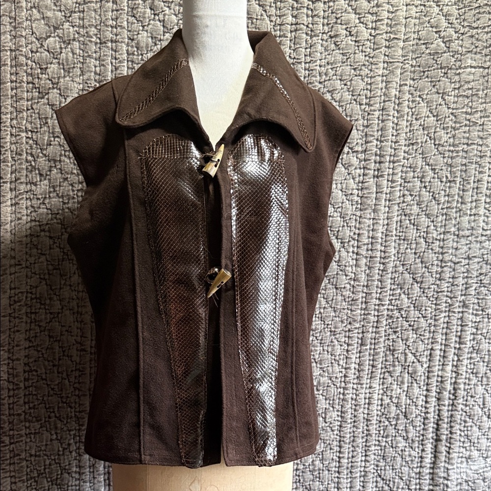 Brown Man Sleeveless 100%Cashmere Jacket with Sneaks Textured.